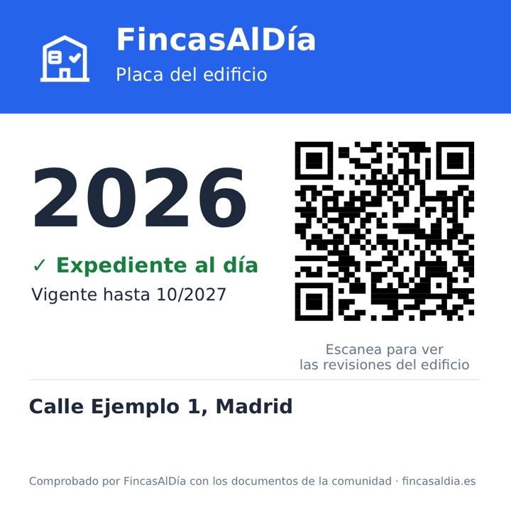 Ejemplo de placa del edificio: año 2026, «Expediente al día», vigente hasta 10/2027, el código QR y una dirección inventada